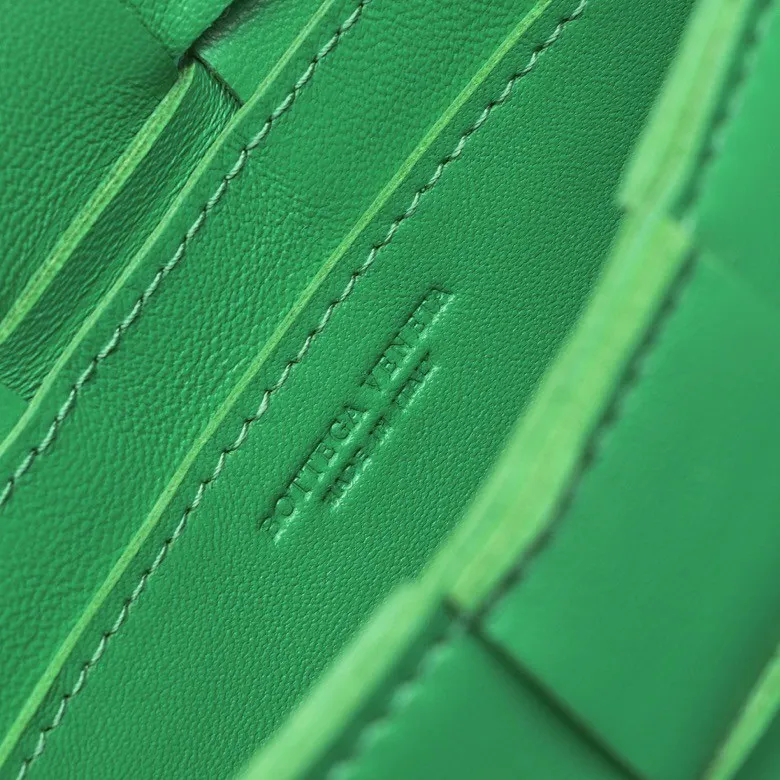 Batch 1320, ready to ship, first release on the whole network ♨️♨️ (mini size) BV sheepskin + 15 grid cassette + limited edition 🉑️🉑️🉑️ Classic style, high-end simplicity, this upper body is super refreshing! Paired with the BV parrot green on the sides, it’s very stylish but not exaggerated! Model: 7587 Size: 19*5.5*12cm